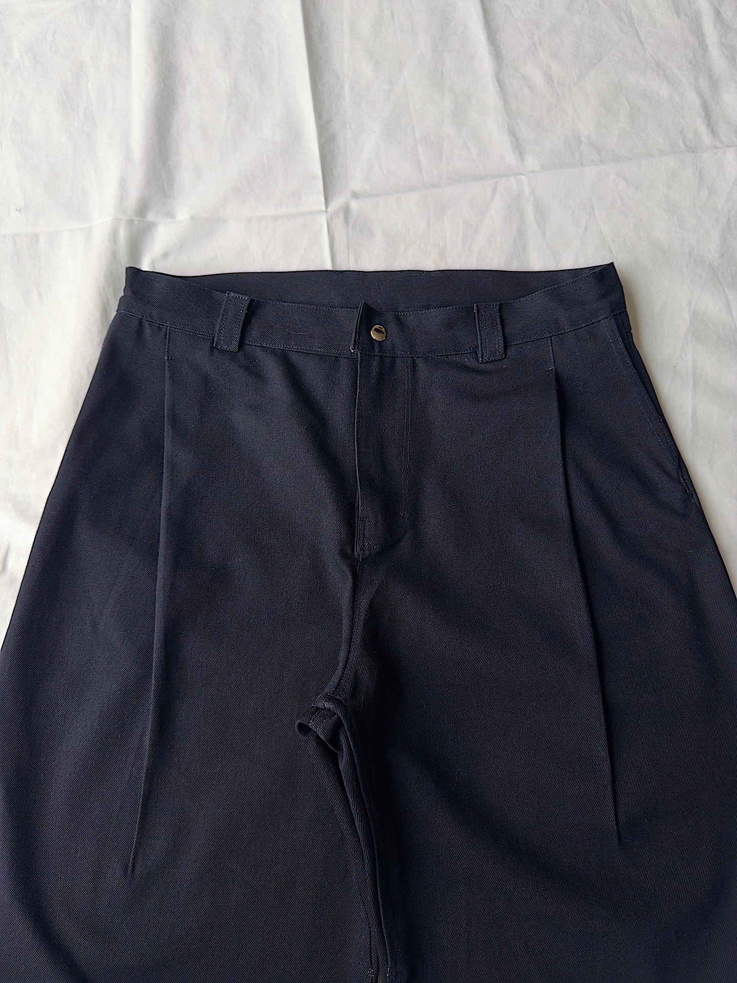 Barrel de raw denim con pinzas en la cintura