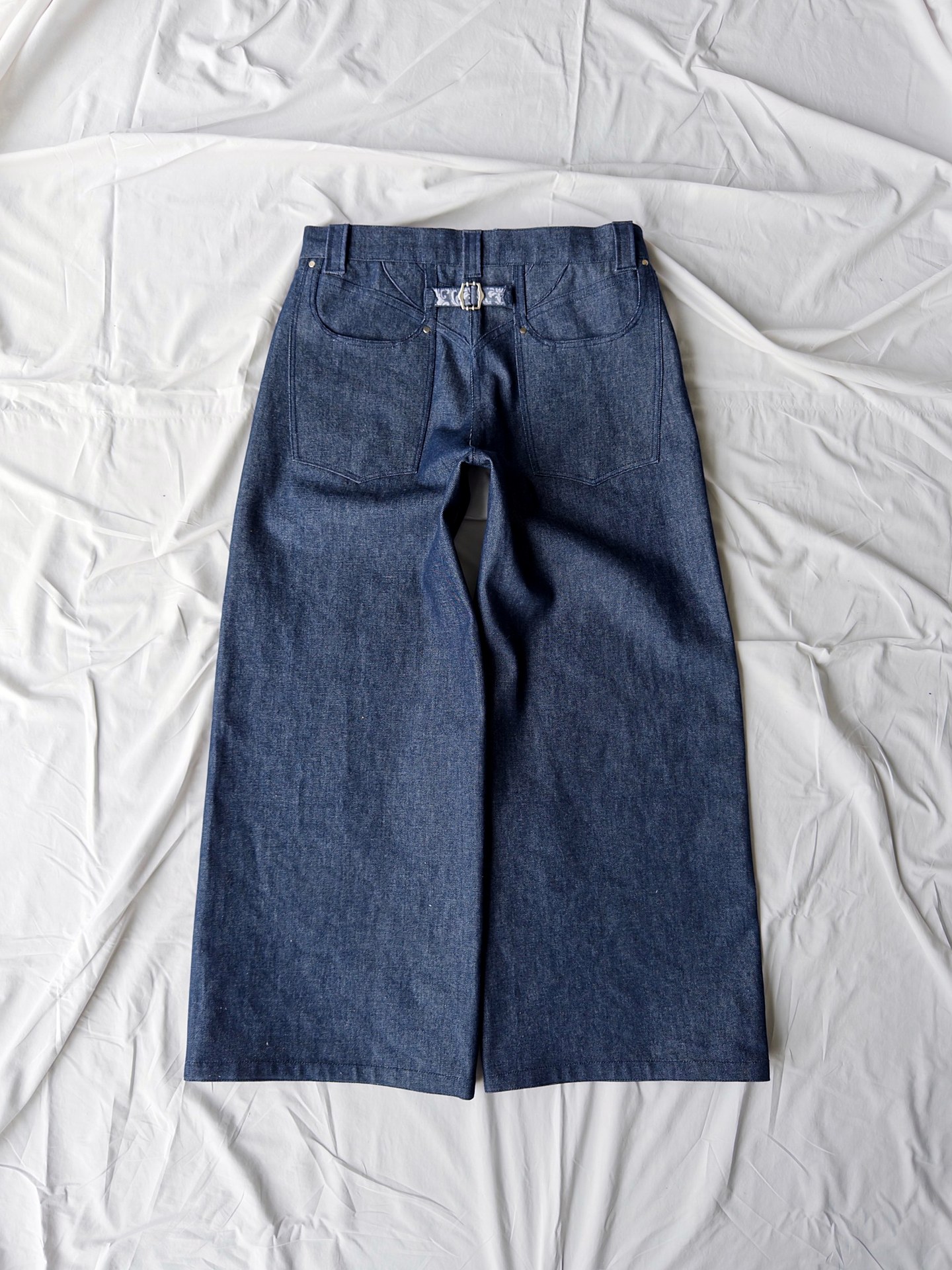 Pantalón personalizable de espalda, con canesú curvo y martingala con hebilla